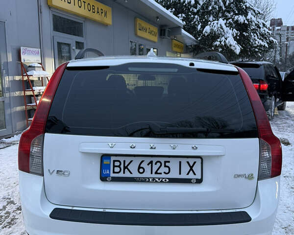 Белый Вольво В50, объемом двигателя 1.6 л и пробегом 280 тыс. км за 7499 $, фото 4 на Automoto.ua
