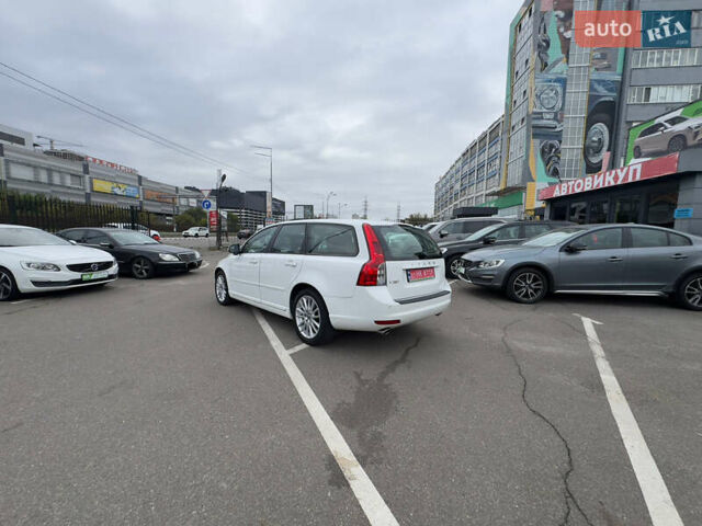 Белый Вольво В50, объемом двигателя 2 л и пробегом 235 тыс. км за 11300 $, фото 51 на Automoto.ua