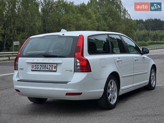 Белый Вольво В50, объемом двигателя 1.6 л и пробегом 224 тыс. км за 7999 $, фото 1 на Automoto.ua