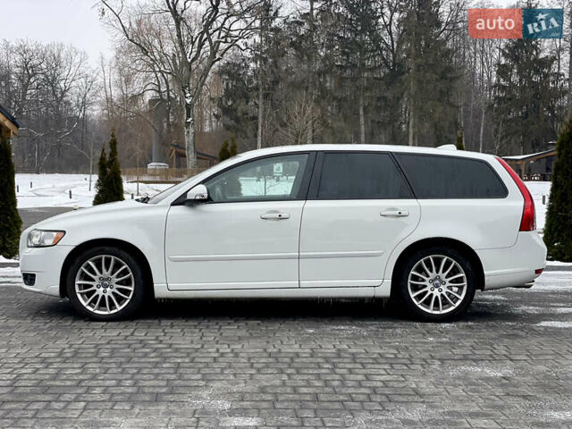 Білий Вольво V50, об'ємом двигуна 2 л та пробігом 214 тис. км за 9990 $, фото 2 на Automoto.ua