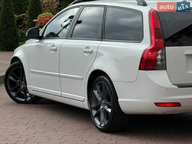 Белый Вольво В50, объемом двигателя 1.6 л и пробегом 219 тыс. км за 7990 $, фото 48 на Automoto.ua