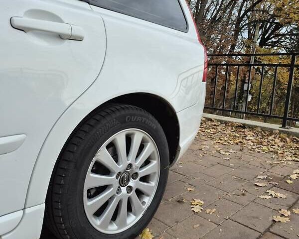 Белый Вольво В50, объемом двигателя 2 л и пробегом 263 тыс. км за 9500 $, фото 9 на Automoto.ua