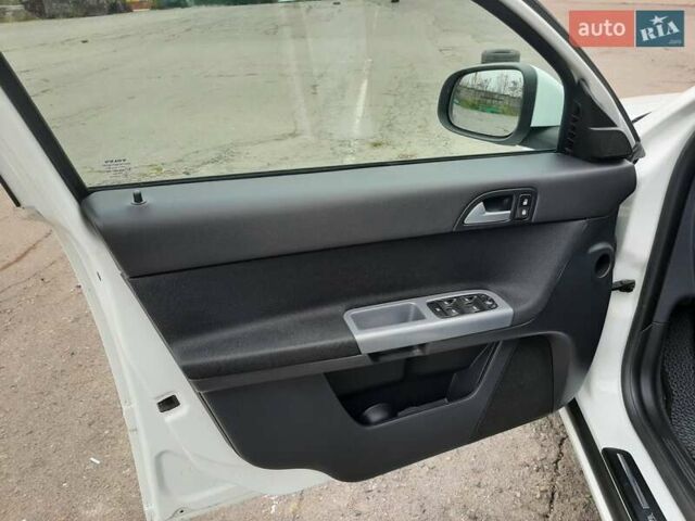 Белый Вольво В50, объемом двигателя 1.56 л и пробегом 178 тыс. км за 7979 $, фото 11 на Automoto.ua