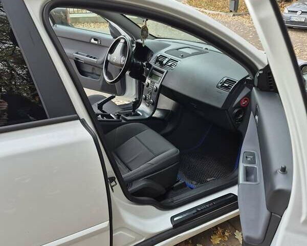 Белый Вольво В50, объемом двигателя 2 л и пробегом 263 тыс. км за 9500 $, фото 7 на Automoto.ua