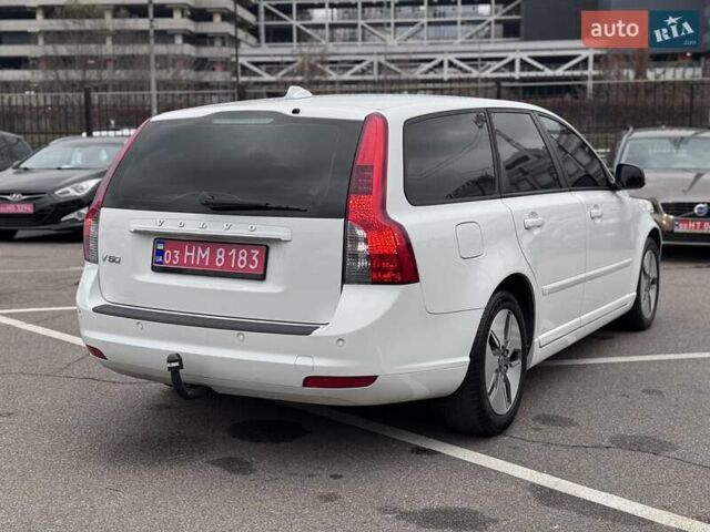 Білий Вольво V50, об'ємом двигуна 1.6 л та пробігом 240 тис. км за 9800 $, фото 6 на Automoto.ua