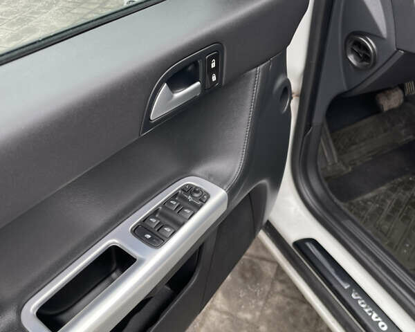 Білий Вольво V50, об'ємом двигуна 2 л та пробігом 214 тис. км за 9990 $, фото 31 на Automoto.ua