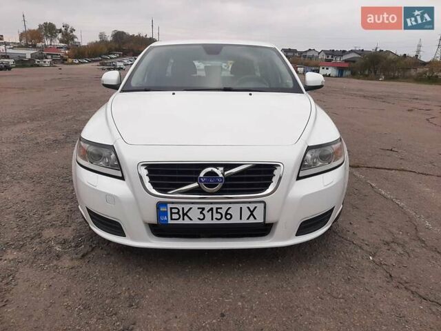 Белый Вольво В50, объемом двигателя 1.56 л и пробегом 178 тыс. км за 7979 $, фото 1 на Automoto.ua