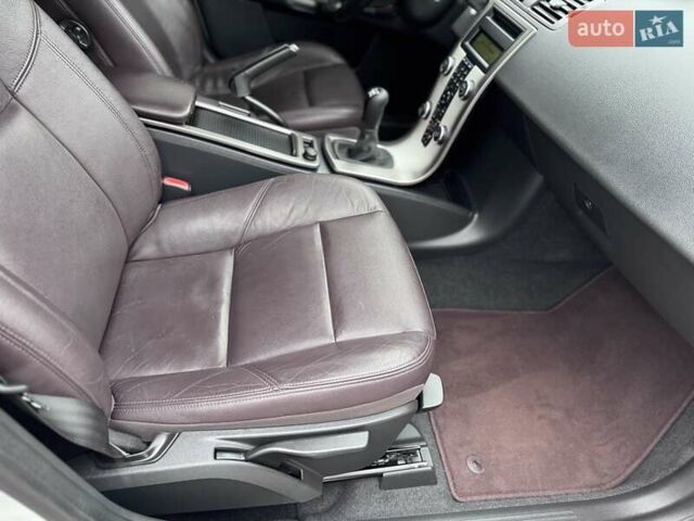 Білий Вольво V50, об'ємом двигуна 1.6 л та пробігом 240 тис. км за 9800 $, фото 18 на Automoto.ua