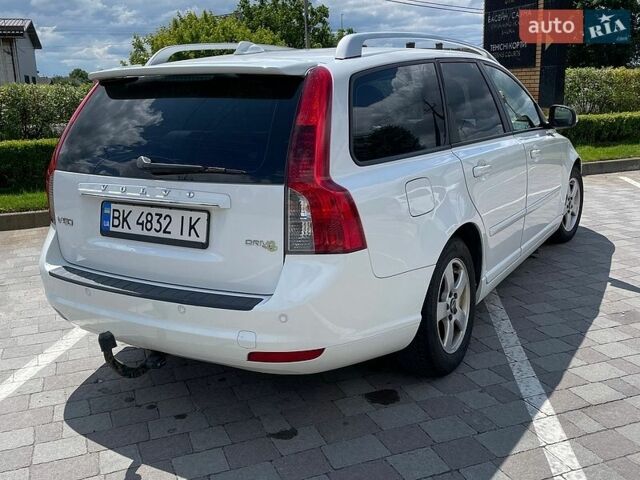 Белый Вольво В50, объемом двигателя 1.6 л и пробегом 240 тыс. км за 7300 $, фото 3 на Automoto.ua