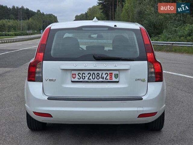Белый Вольво В50, объемом двигателя 1.6 л и пробегом 224 тыс. км за 7999 $, фото 2 на Automoto.ua