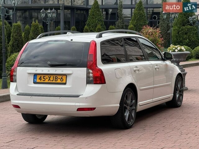 Белый Вольво В50, объемом двигателя 1.6 л и пробегом 219 тыс. км за 7990 $, фото 4 на Automoto.ua