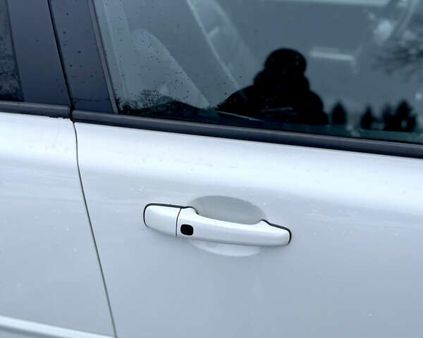 Білий Вольво V50, об'ємом двигуна 2 л та пробігом 214 тис. км за 9990 $, фото 25 на Automoto.ua