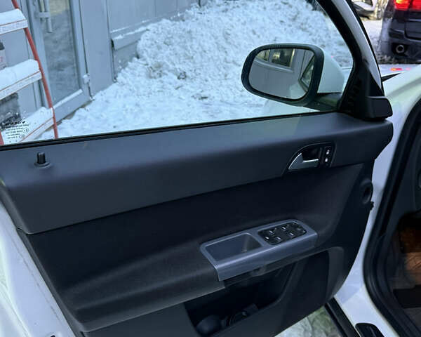 Белый Вольво В50, объемом двигателя 1.6 л и пробегом 280 тыс. км за 7499 $, фото 12 на Automoto.ua