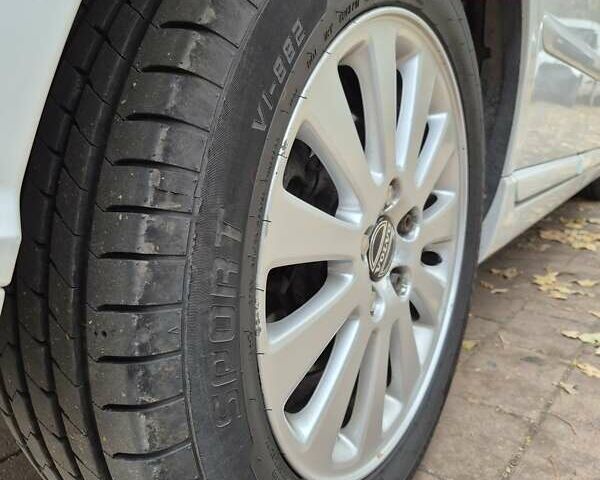 Белый Вольво В50, объемом двигателя 2 л и пробегом 263 тыс. км за 9500 $, фото 4 на Automoto.ua