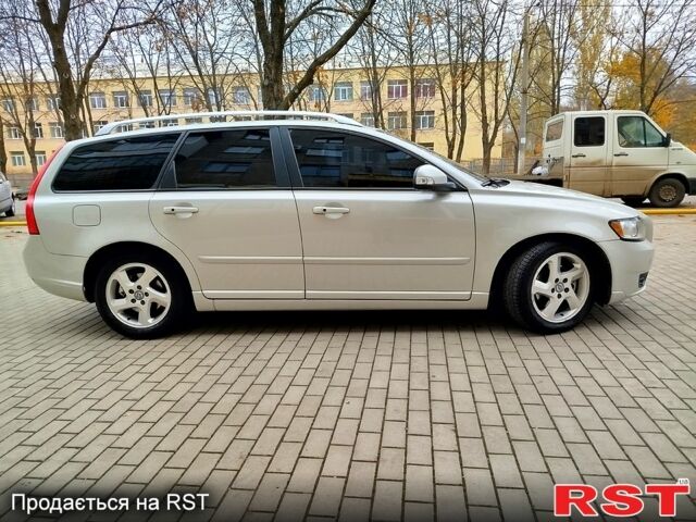 Белый Вольво В50, объемом двигателя 1.6 л и пробегом 238 тыс. км за 8500 $, фото 2 на Automoto.ua