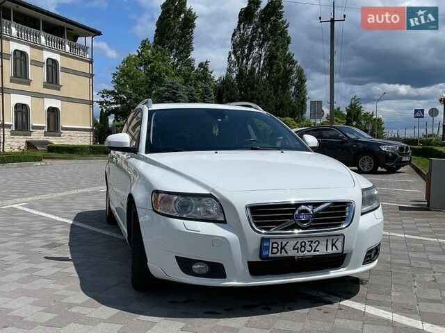 Белый Вольво В50, объемом двигателя 1.6 л и пробегом 240 тыс. км за 7300 $, фото 1 на Automoto.ua