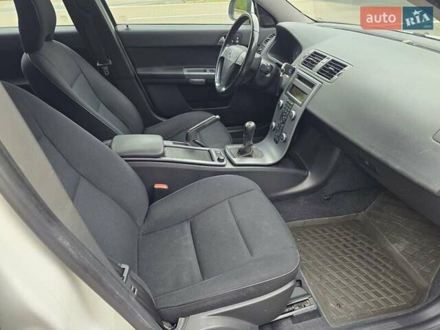 Белый Вольво В50, объемом двигателя 1.6 л и пробегом 224 тыс. км за 7999 $, фото 33 на Automoto.ua