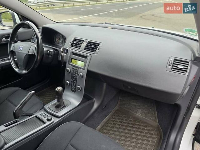 Белый Вольво В50, объемом двигателя 1.6 л и пробегом 224 тыс. км за 7999 $, фото 36 на Automoto.ua