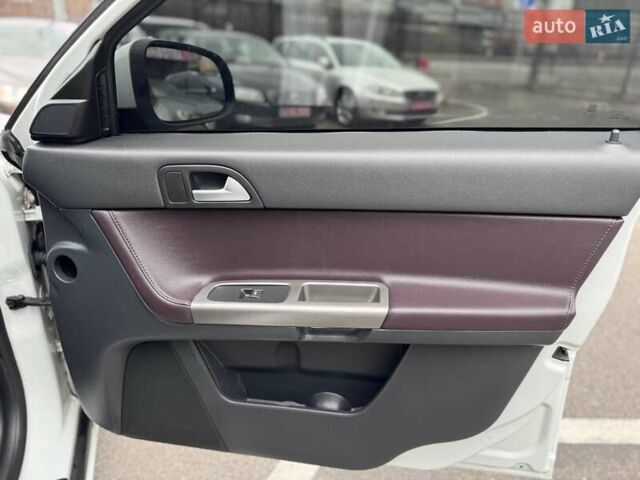 Білий Вольво V50, об'ємом двигуна 1.6 л та пробігом 240 тис. км за 9800 $, фото 19 на Automoto.ua