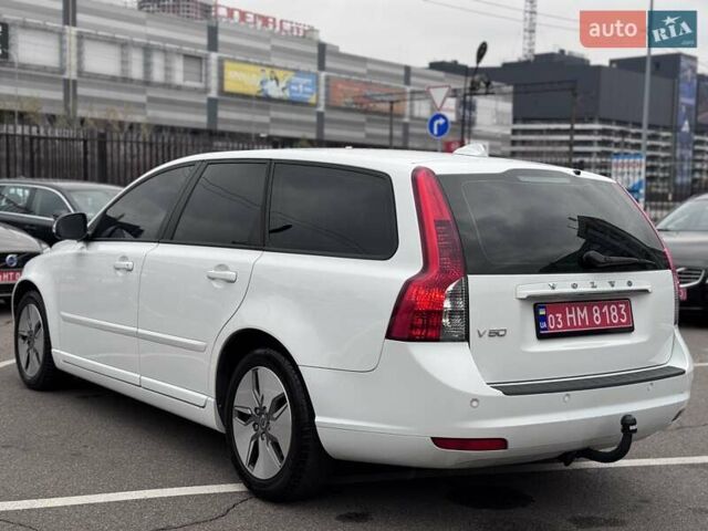 Білий Вольво V50, об'ємом двигуна 1.6 л та пробігом 240 тис. км за 9800 $, фото 2 на Automoto.ua