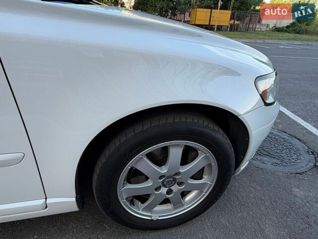 Білий Вольво V50, об'ємом двигуна 2 л та пробігом 285 тис. км за 8999 $, фото 23 на Automoto.ua
