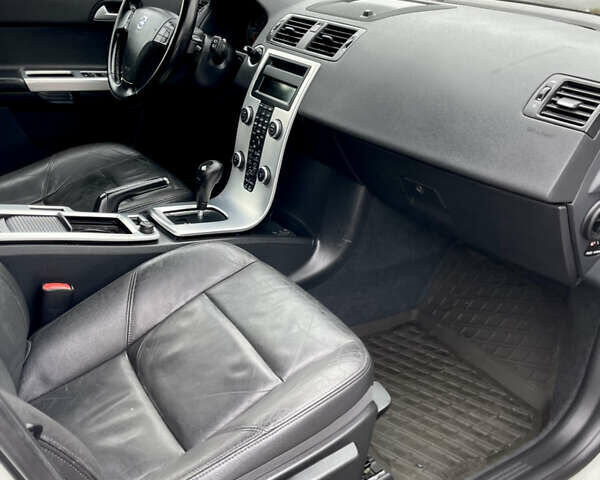 Білий Вольво V50, об'ємом двигуна 2 л та пробігом 214 тис. км за 9990 $, фото 30 на Automoto.ua