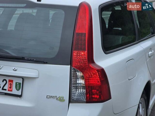 Белый Вольво В50, объемом двигателя 1.6 л и пробегом 224 тыс. км за 7999 $, фото 12 на Automoto.ua