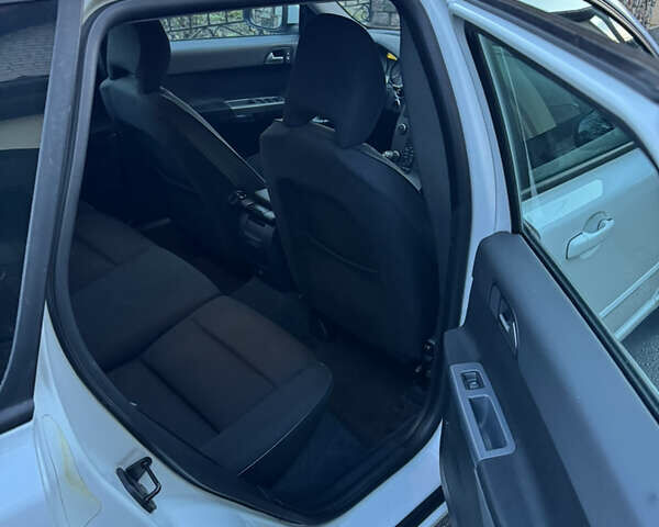 Білий Вольво V50, об'ємом двигуна 1.6 л та пробігом 240 тис. км за 8300 $, фото 11 на Automoto.ua