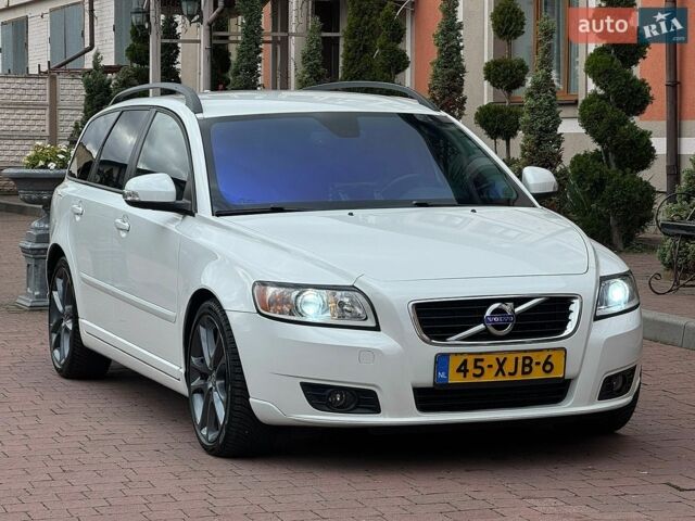 Белый Вольво В50, объемом двигателя 1.6 л и пробегом 219 тыс. км за 7990 $, фото 3 на Automoto.ua