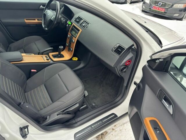 Білий Вольво V50, об'ємом двигуна 2 л та пробігом 235 тис. км за 10999 $, фото 20 на Automoto.ua