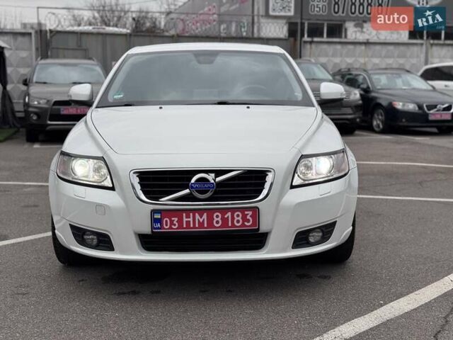Білий Вольво V50, об'ємом двигуна 1.6 л та пробігом 240 тис. км за 9800 $, фото 3 на Automoto.ua