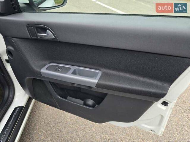 Белый Вольво В50, объемом двигателя 1.6 л и пробегом 224 тыс. км за 7999 $, фото 38 на Automoto.ua