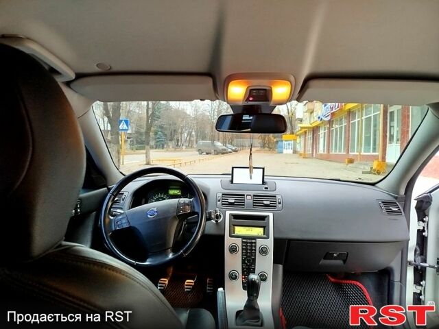 Белый Вольво В50, объемом двигателя 1.6 л и пробегом 238 тыс. км за 8500 $, фото 5 на Automoto.ua