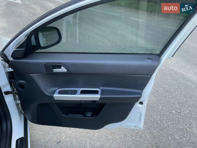 Білий Вольво V50, об'ємом двигуна 1.6 л та пробігом 227 тис. км за 7500 $, фото 24 на Automoto.ua