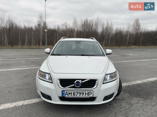 Белый Вольво В50, объемом двигателя 1.6 л и пробегом 230 тыс. км за 7800 $, фото 3 на Automoto.ua