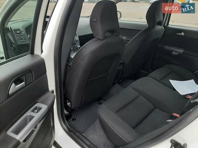 Белый Вольво В50, объемом двигателя 1.56 л и пробегом 178 тыс. км за 7979 $, фото 14 на Automoto.ua