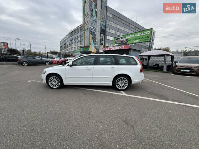 Белый Вольво В50, объемом двигателя 2 л и пробегом 235 тыс. км за 11300 $, фото 52 на Automoto.ua