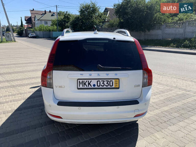 Белый Вольво В50, объемом двигателя 1.6 л и пробегом 168 тыс. км за 9700 $, фото 4 на Automoto.ua