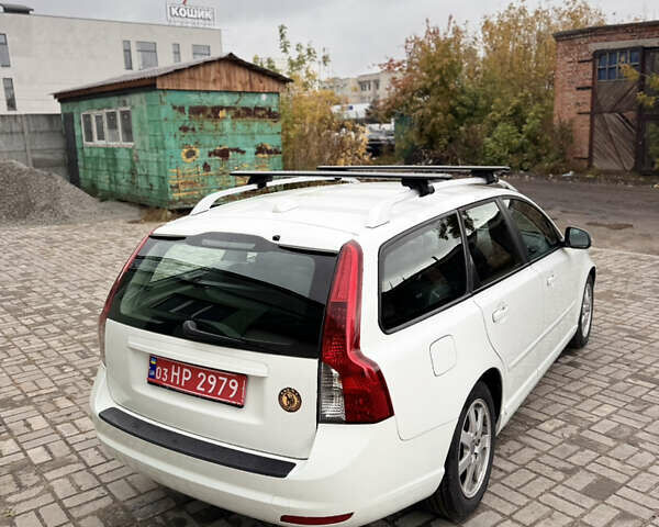Білий Вольво V50, об'ємом двигуна 1.6 л та пробігом 218 тис. км за 8000 $, фото 30 на Automoto.ua