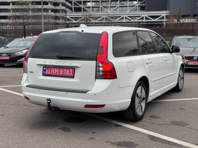 Білий Вольво V50, об'ємом двигуна 1.6 л та пробігом 240 тис. км за 9800 $, фото 6 на Automoto.ua