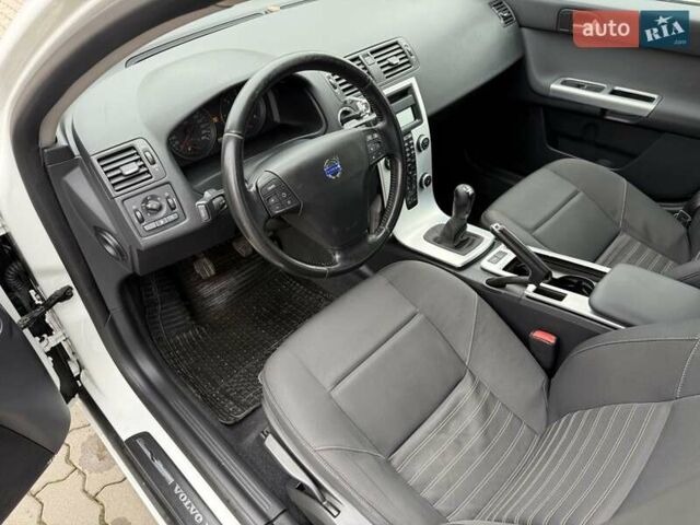 Белый Вольво В50, объемом двигателя 1.6 л и пробегом 209 тыс. км за 8150 $, фото 18 на Automoto.ua