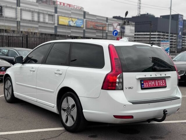 Білий Вольво V50, об'ємом двигуна 1.6 л та пробігом 240 тис. км за 9800 $, фото 2 на Automoto.ua