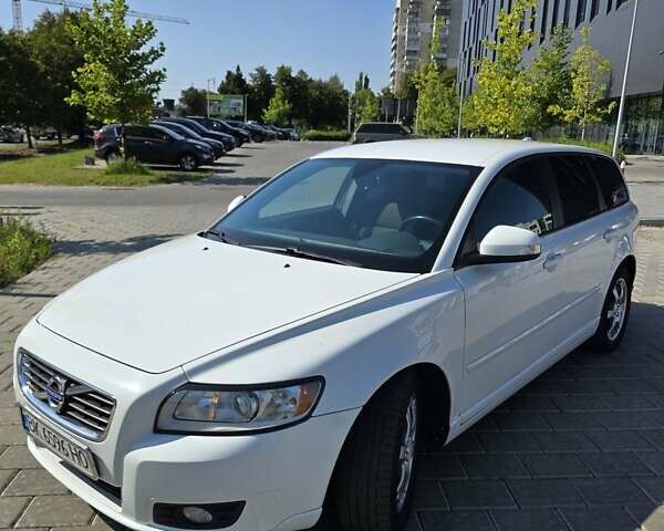 Белый Вольво В50, объемом двигателя 2 л и пробегом 263 тыс. км за 9500 $, фото 9 на Automoto.ua