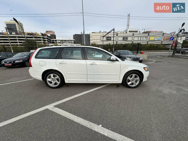 Белый Вольво В50, объемом двигателя 2 л и пробегом 253 тыс. км за 11300 $, фото 48 на Automoto.ua