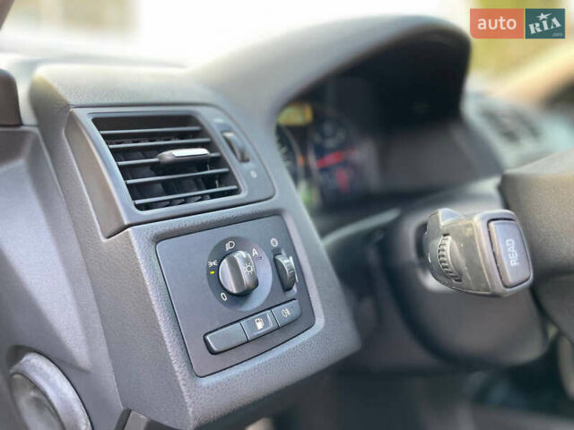 Білий Вольво V50, об'ємом двигуна 0 л та пробігом 293 тис. км за 9999 $, фото 19 на Automoto.ua