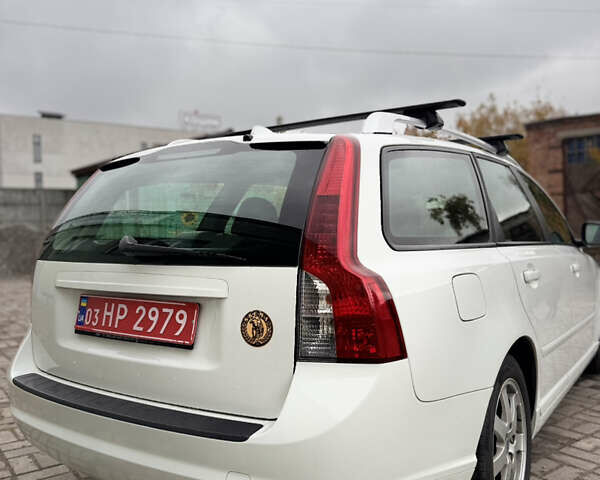 Білий Вольво V50, об'ємом двигуна 1.6 л та пробігом 218 тис. км за 8000 $, фото 20 на Automoto.ua