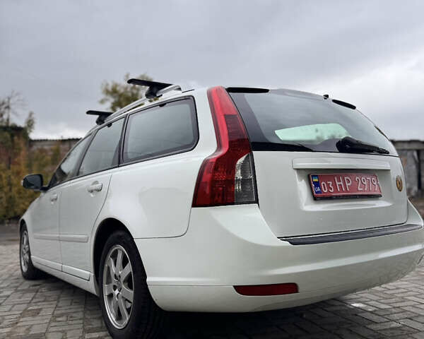 Білий Вольво V50, об'ємом двигуна 1.6 л та пробігом 218 тис. км за 8000 $, фото 2 на Automoto.ua