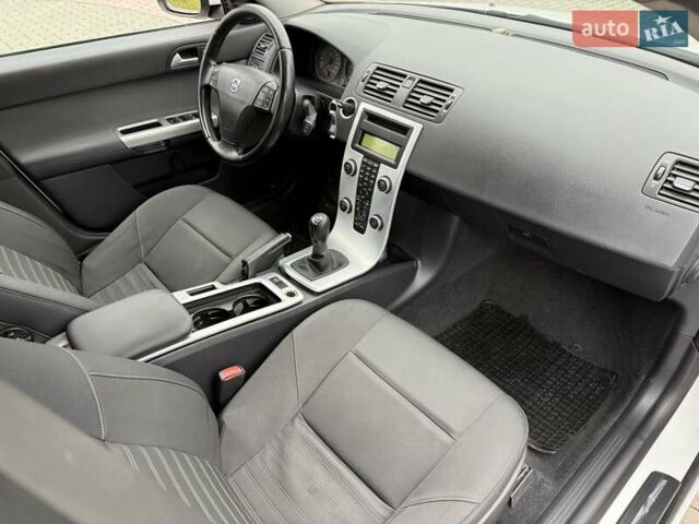 Белый Вольво В50, объемом двигателя 1.6 л и пробегом 209 тыс. км за 8150 $, фото 40 на Automoto.ua