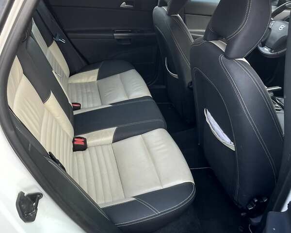 Белый Вольво В50, объемом двигателя 2 л и пробегом 296 тыс. км за 10900 $, фото 18 на Automoto.ua