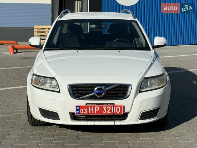 Білий Вольво V50, об'ємом двигуна 1.6 л та пробігом 178 тис. км за 8850 $, фото 1 на Automoto.ua